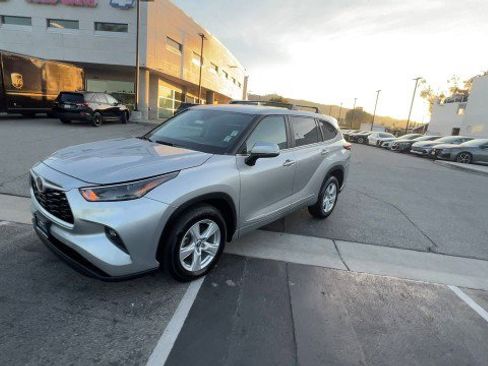 Used 2023 Toyota Highlander LE image 4
