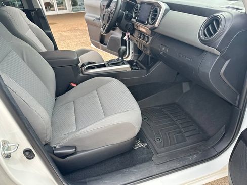 Used 2022 Toyota Tacoma SR5 RWD image 17