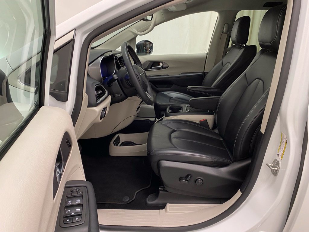 Used 2023 Chrysler Pacifica Touring-L FWD image 14