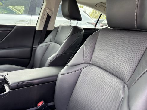 Used 2021 Lexus ES 300h w/ Premium Package image 17