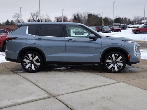 New 2026 Mitsubishi Outlander SE image 14