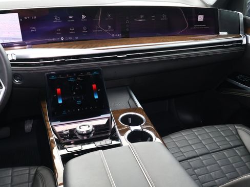 Used 2025 Cadillac Escalade Sport Platinum w/ LPO, Floor Liner Package AWD/4WD image 18