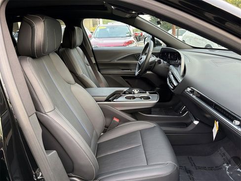 Used 2025 Cadillac Lyriq Luxury image 31