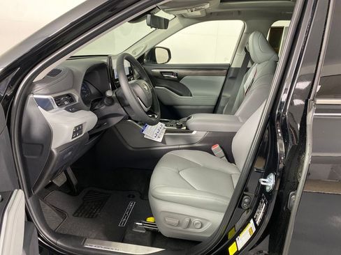 New 2026 Toyota Highlander Platinum image 7