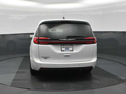 Used 2024 Chrysler Pacifica Touring-L FWD image 8