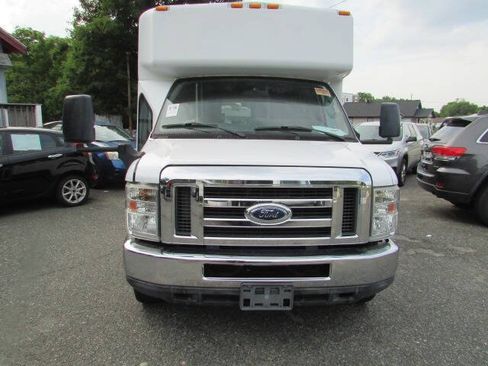 Used 2013 Ford E-450 and Econoline 450 Super Duty w/ Shuttle Bus Prep Pkg RWD image 2