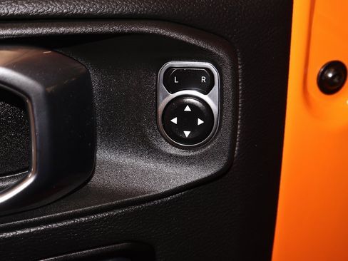 Used 2025 Jeep Gladiator Sport image 11