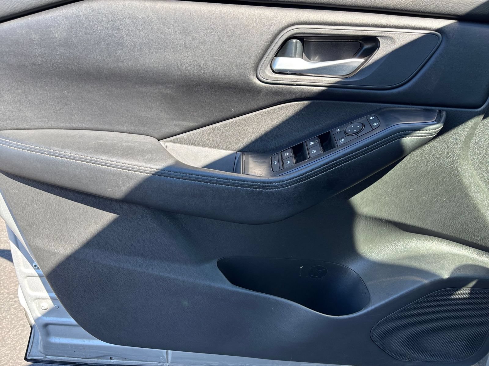 Used 2025 Nissan Rogue SV FWD image 18