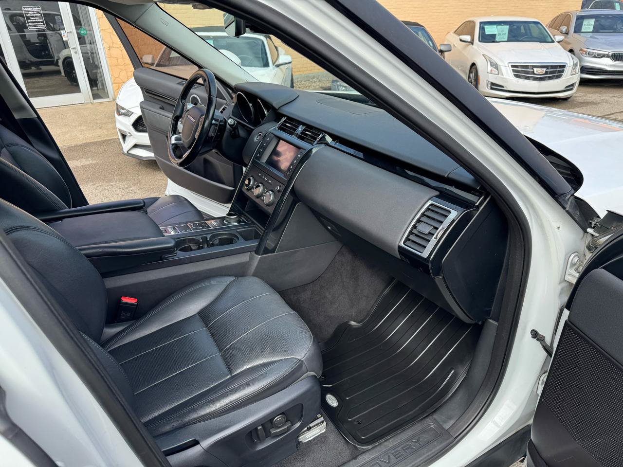 Used 2017 Land Rover Discovery SE AWD/4WD image 19