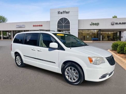 Used 2014 Chrysler Town & Country Touring FWD image 2