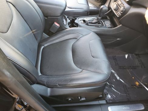 Used 2019 Jeep Cherokee Limited image 16