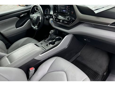 Certified 2022 Toyota Highlander XLE image 19