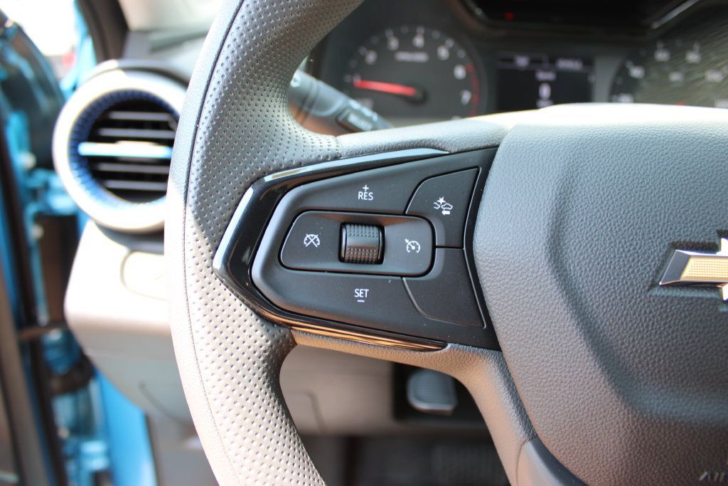 Certified 2025 Chevrolet Trax LS FWD image 14