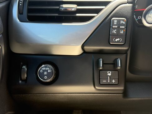 Used 2015 Chevrolet Suburban LTZ RWD image 25