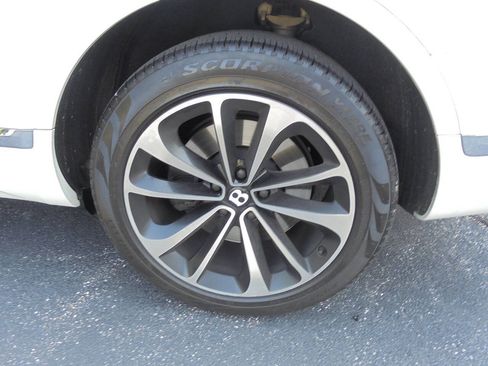 Used 2019 Bentley Bentayga AWD/4WD image 26