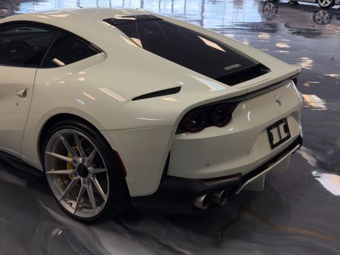 Used 2018 Ferrari 812 Superfast RWD image 8