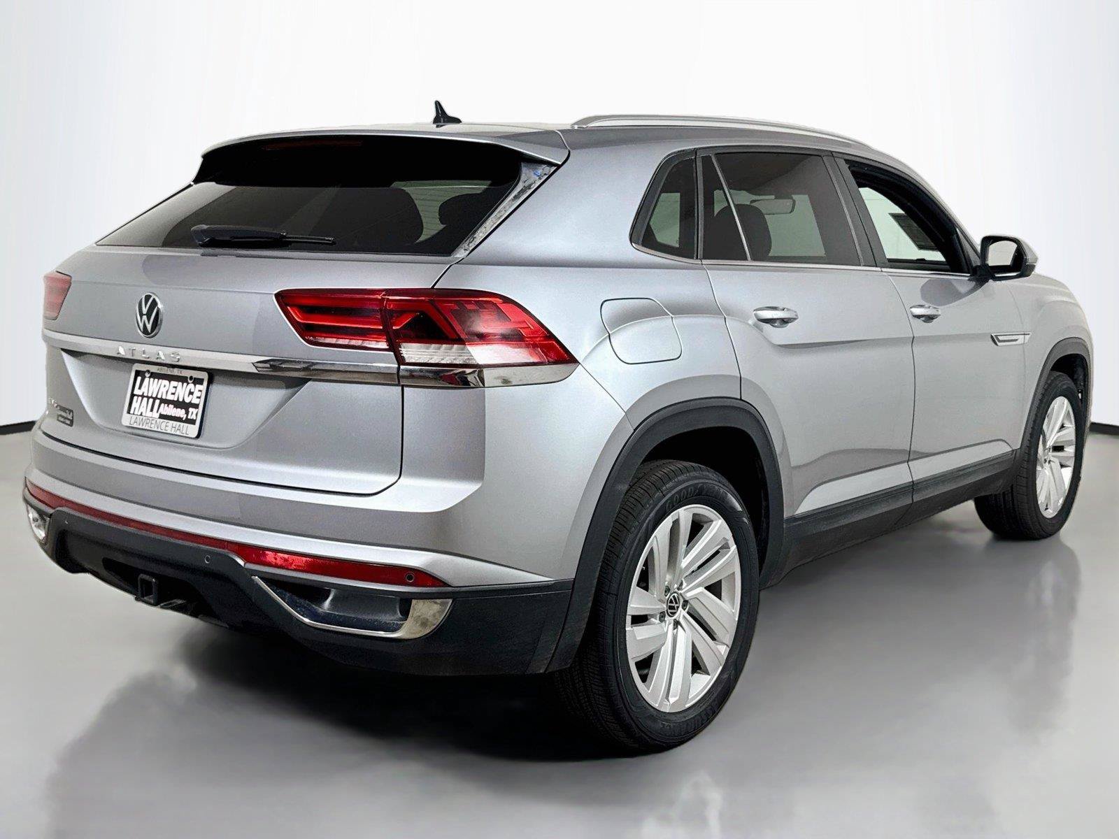 Used 2023 Volkswagen Atlas Cross Sport SE w/ Panoramic Sunroof Package FWD image 4