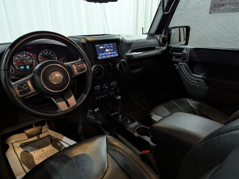 Used 2018 Jeep Wrangler Unlimited Sahara AWD/4WD image 13