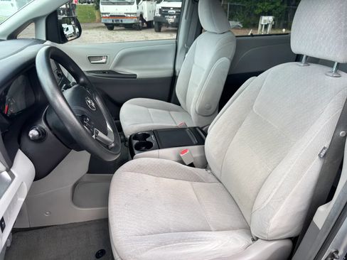 Used 2015 Toyota Sienna LE FWD image 12
