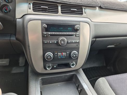 Used 2009 Chevrolet Suburban 2500 LS w/ Skid Plate Package AWD/4WD image 22