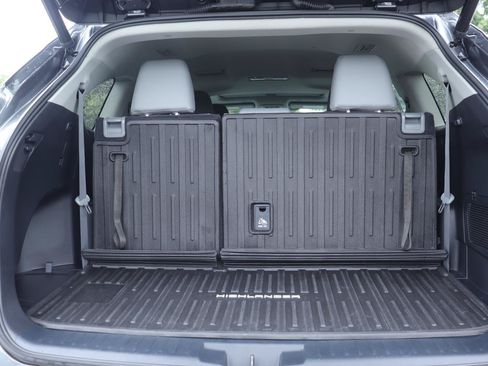 Used 2023 Toyota Highlander XLE FWD image 14