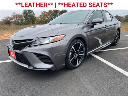 Used 2018 Toyota Camry XSE image 3