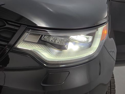 Certified 2025 Land Rover Discovery Dynamic SE image 32