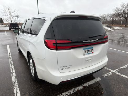 Used 2025 Chrysler Pacifica Select w/ Uconnect Theater Family Group image 7