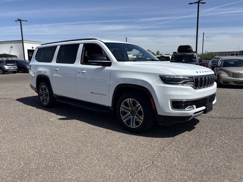 Used 2024 Jeep Wagoneer L Series II w/ Flexible Seating Group AWD/4WD image 7