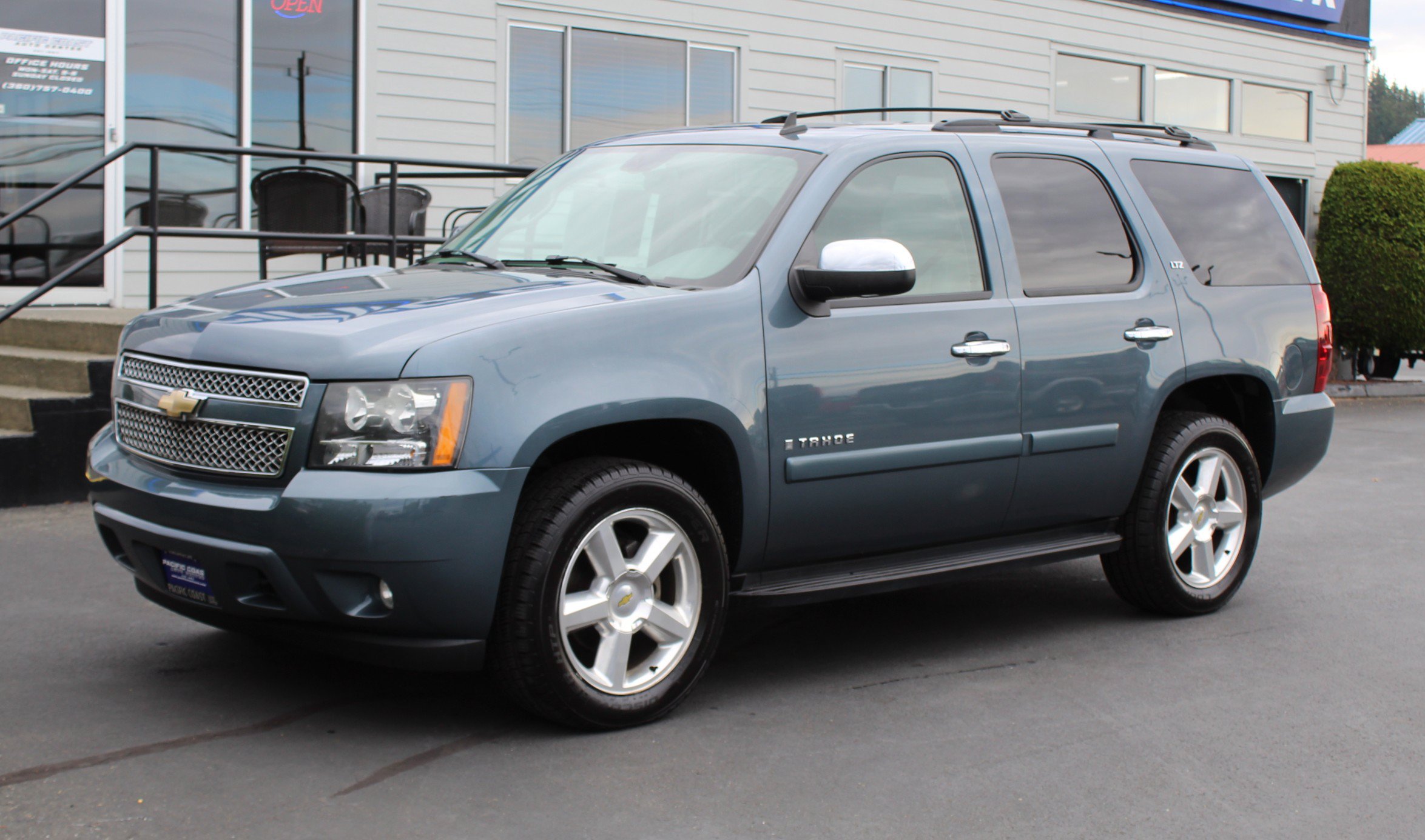 Used 2008 Chevrolet Tahoe LTZ w/ LTZ Preferred Equipment Group AWD/4WD image 2