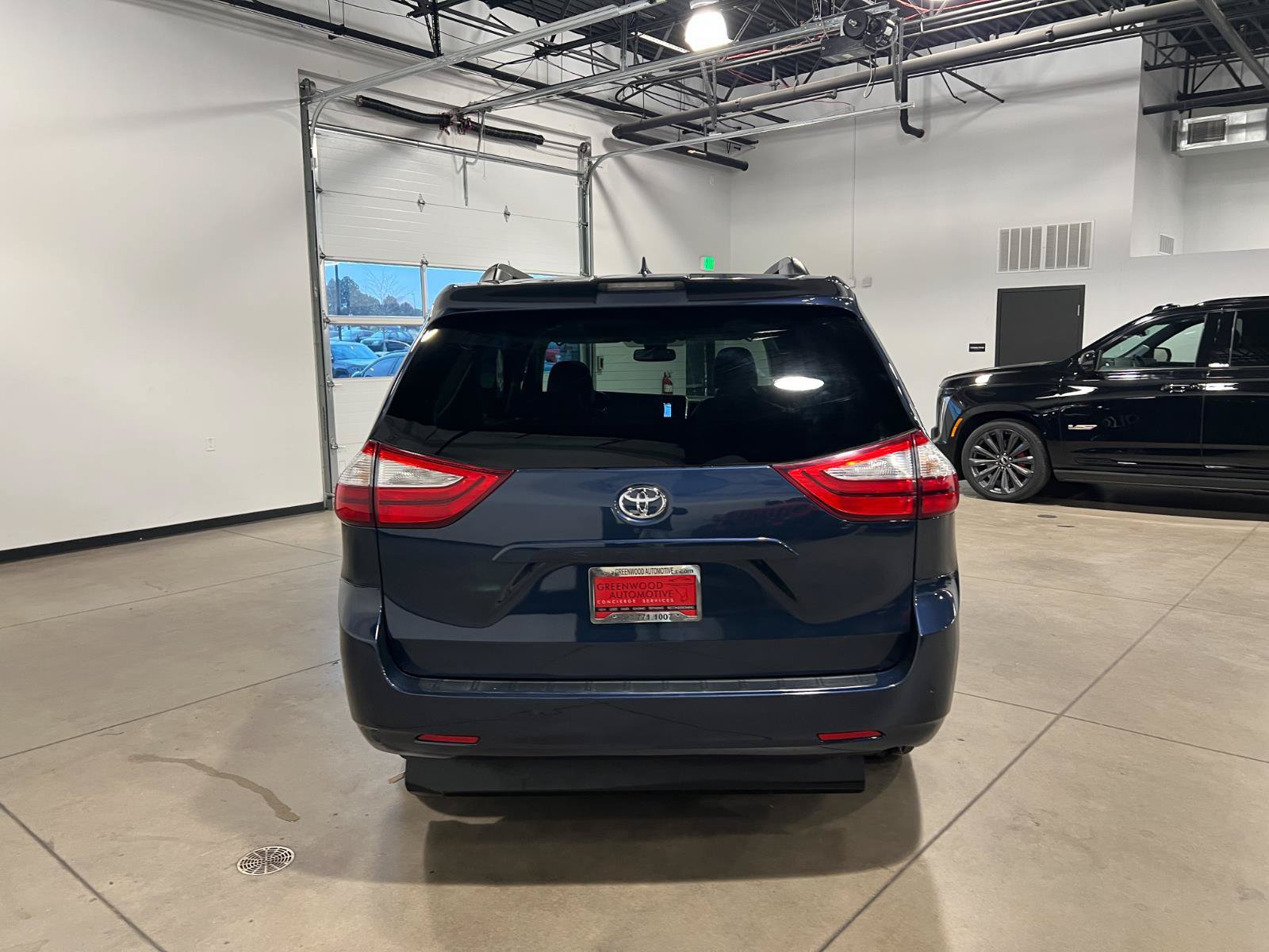 Used 2018 Toyota Sienna XLE w/ XLE Navigation Package FWD image 4