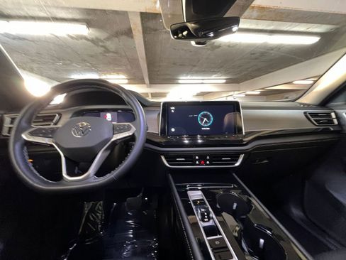 Used 2025 Volkswagen Atlas Cross Sport SE image 34