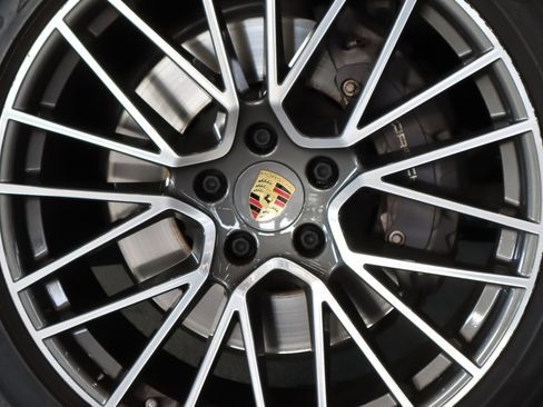 Used 2022 Porsche Cayenne Coupe image 28