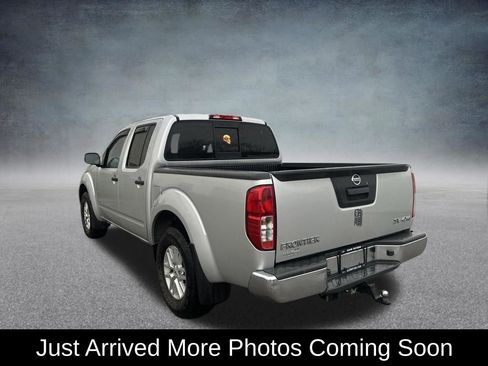 Used 2019 Nissan Frontier SV image 2