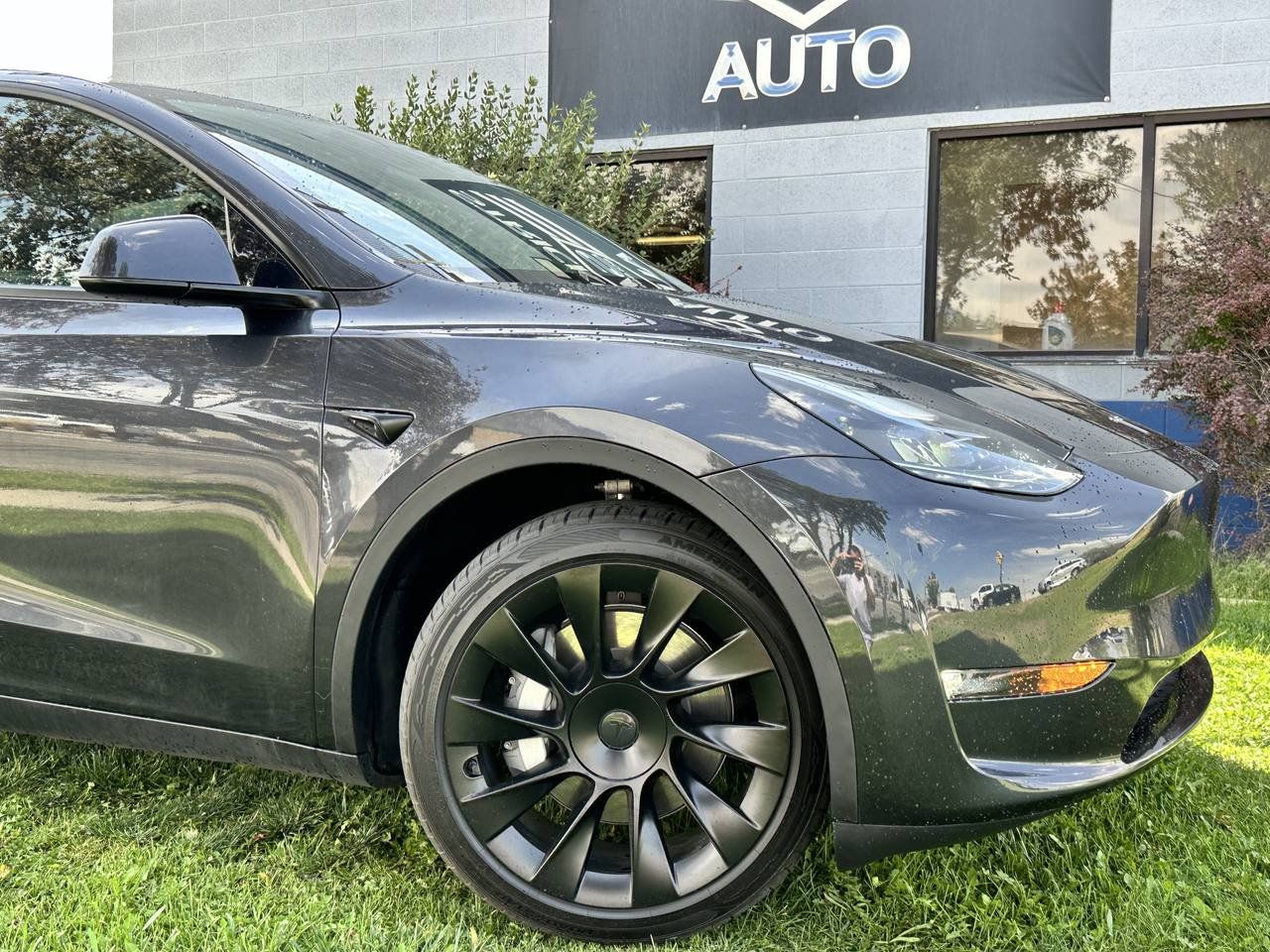Used 2024 Tesla Model Y Long Range AWD/4WD image 3