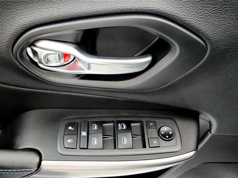 Used 2019 Jeep Cherokee Latitude w/ Popular Appearance Group image 23