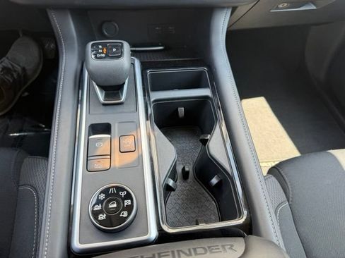 Used 2025 Nissan Pathfinder SV AWD/4WD image 27