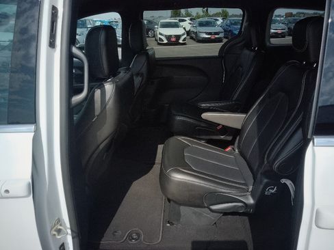 Used 2025 Chrysler Pacifica Select FWD image 10