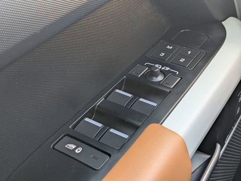 Used 2024 Land Rover Defender 110 SE image 16