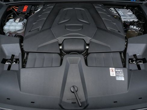 Certified 2025 Porsche Cayenne Turbo GT image 33