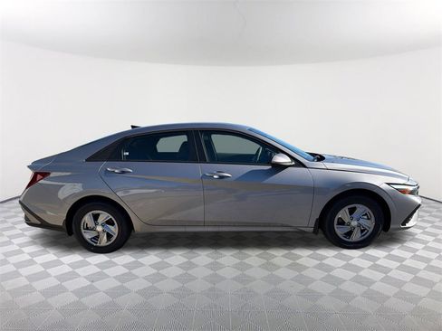 New 2026 Hyundai Elantra SE image 4