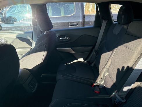 Used 2017 Jeep Cherokee Latitude w/ Cold Weather Group image 8