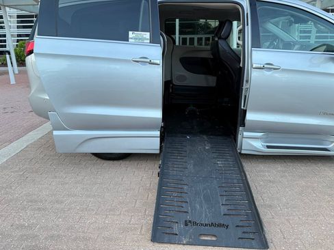 Used 2023 Chrysler Pacifica Touring-L FWD image 10