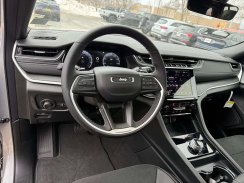New 2025 Jeep Grand Cherokee Altitude AWD/4WD image 3