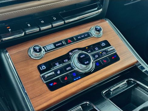 Used 2020 Lincoln Aviator Reserve w/ Equipment Group 202A AWD/4WD image 16