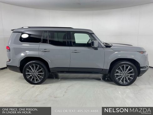 Used 2024 Lexus GX 550 w/ Accessory Package (2T) AWD/4WD image 5