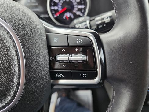 Used 2024 Kia Carnival LX FWD image 16