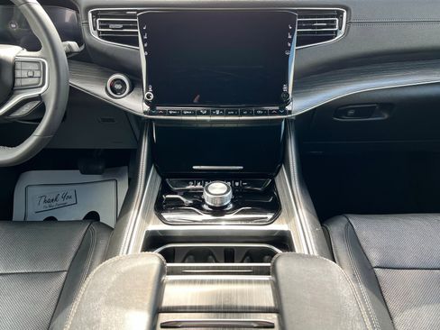 Used 2023 Jeep Wagoneer L Series II image 13