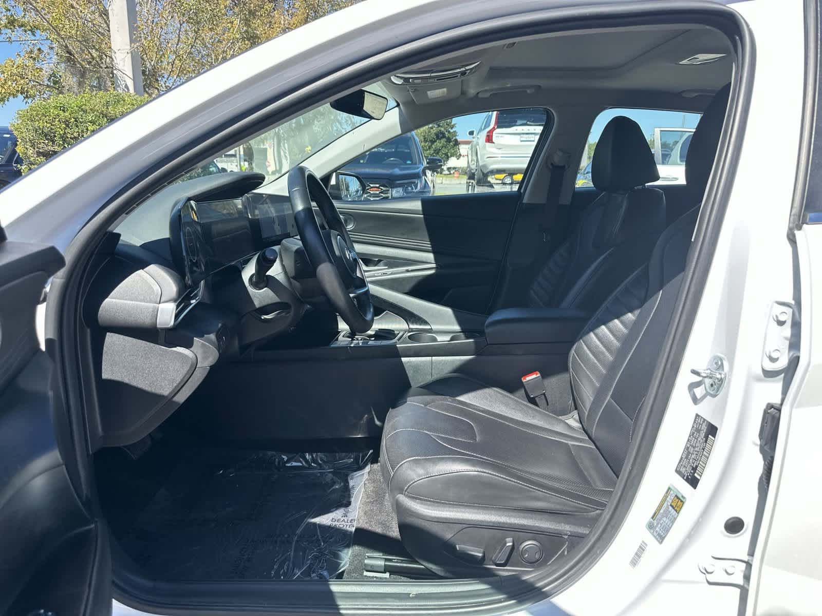 Used 2025 Hyundai Elantra Limited FWD image 2