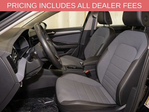 Used 2025 Volkswagen Jetta SE FWD image 10